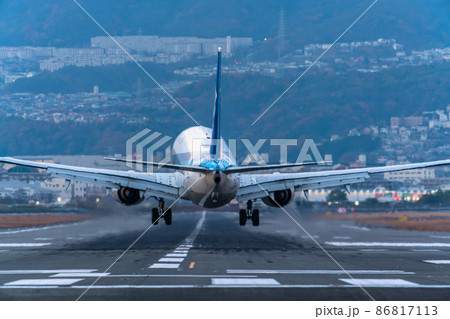 《大阪府》航空機・大阪国際空港 86817113