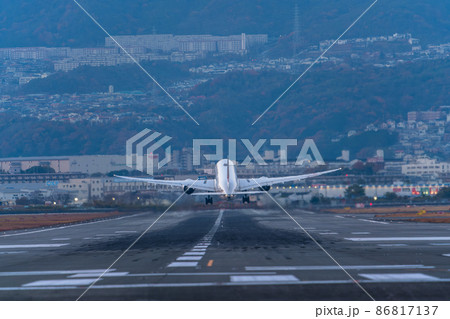 《大阪府》航空機・大阪国際空港 86817137