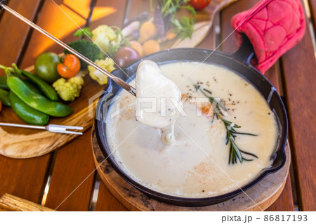 チーズフォンデュ　Authentic cheese fondue swiss cuisine 86817193