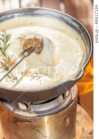 チーズフォンデュ　Authentic cheese fondue swiss cuisine 86817194