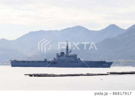 海上自衛隊輸送艦しもきたと牡蠣筏 86817917