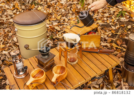アウトドアの朝食　Breakfast set at an outdoor campsite  86818132