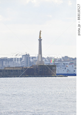イタリア、シチリア島、メッシーナ港に建つマドンナ像 イタリア、シチリア島、メッシーナ港に建つマドンナ像 86818527