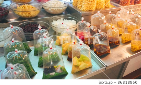 タイのローカル市場のスイーツ売り場の商品 タイのローカル市場のスイーツ売り場の商品 86818960
