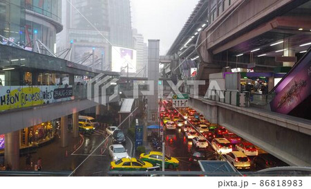 タイのBTSアソーク駅近くの歩道橋から道路を見下ろした風景 86818983