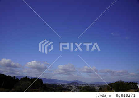 飛鳥の里二上山遠望青空 飛鳥の里二上山遠望青空 86819271