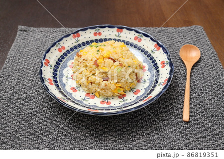 焼きめしと木製スプーン 86819351