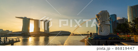 シンガポールの夜明けとマーライオン　パノラマ 86819447