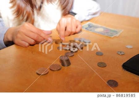 お金を数える女性 お金を数える女性 86819585