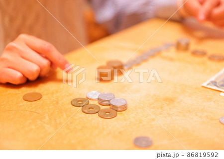 お金を数える女性 お金を数える女性 86819592