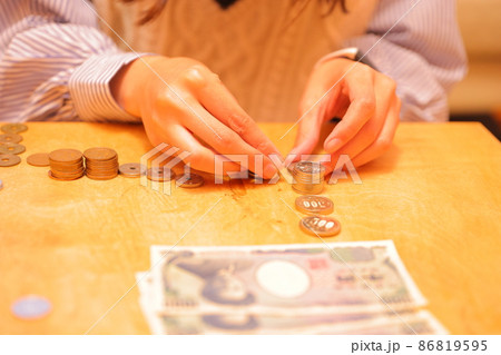 お金を数える女性 お金を数える女性 86819595