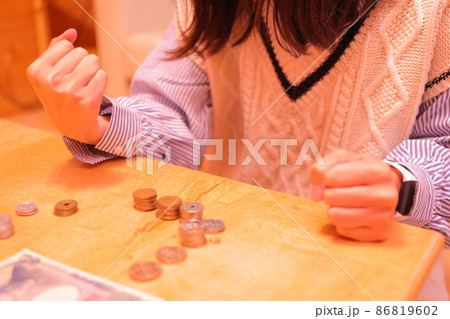 お金を数える女性 お金を数える女性 86819602