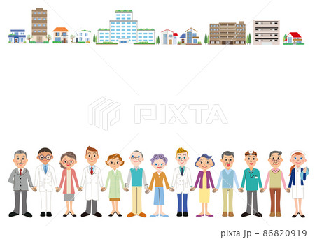 手を繋ぐ老人と医療従事者と街並 86820919