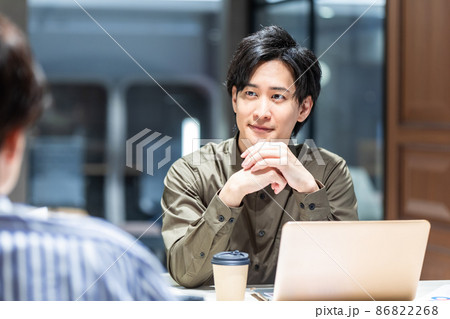 オフィスで打ち合わせをする若い男性 撮影協力:WEEK芝大門(サンフロンティア不動産) オフィスで打ち合わせをする若い男性 撮影協力:WEEK芝大門(サンフロンティア不動産) 86822268