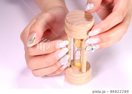 砂時計を持つ女性の手 86822289