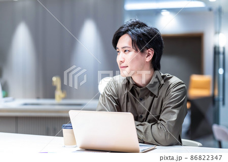 コワーキングスペースでパソコンを使う若い男性　撮影協力：WEEK芝大門(サンフロンティア不動産) 86822347