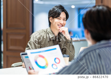 オフィスで打ち合わせをする若い男性 撮影協力:WEEK芝大門(サンフロンティア不動産) オフィスで打ち合わせをする若い男性 撮影協力:WEEK芝大門(サンフロンティア不動産) 86822470