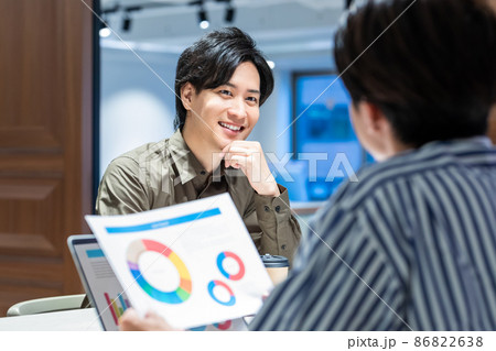 オフィスで打ち合わせをする若い男性　撮影協力：WEEK芝大門(サンフロンティア不動産) 86822638