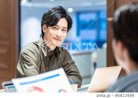 オフィスで打ち合わせをする若い男性　撮影協力：WEEK芝大門(サンフロンティア不動産) 86822686