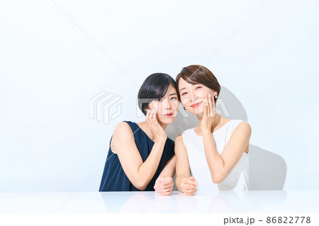 2人の女性　ビューティーイメージ 86822778