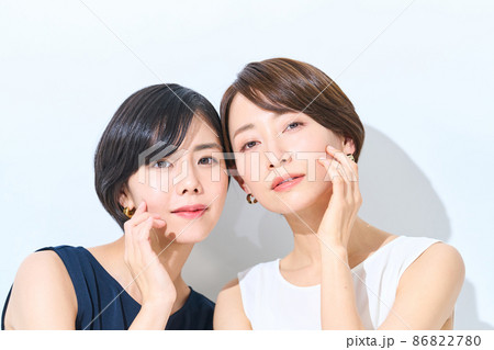 2人の女性　ビューティーイメージ 86822780