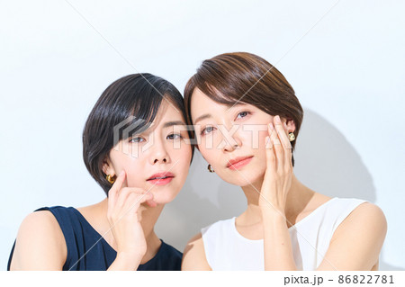 2人の女性　ビューティーイメージ 86822781