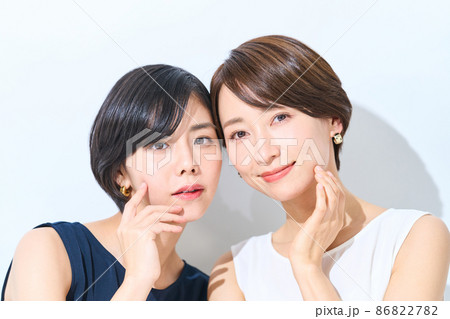 2人の女性　ビューティーイメージ 86822782