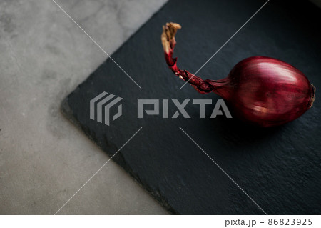healthy red onion 86823925