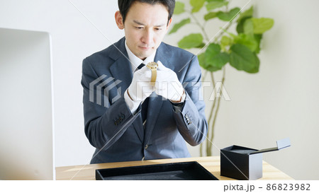 腕時計を査定する鑑定士 86823982