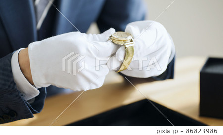 腕時計を査定する鑑定士 86823986