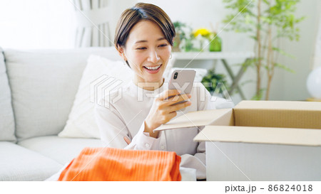 スマホ・ダンボール・衣服・ミドル女性 スマホ・ダンボール・衣服・ミドル女性 86824018