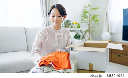 ダンボール・引越し・衣服・ミドル女性 ダンボール・引越し・衣服・ミドル女性 86824021
