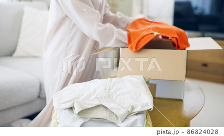 ダンボール・引越し・衣服・ミドル女性 ダンボール・引越し・衣服・ミドル女性 86824028