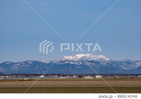 滋賀県側の湖東地方から見る冬の鈴鹿山脈北部の雪景色 滋賀県側の湖東地方から見る冬の鈴鹿山脈北部の雪景色 86824246