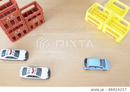 清酒とビールの箱と2台のパトカーに追いかけられている乗用車 清酒とビールの箱と2台のパトカーに追いかけられている乗用車 86824257