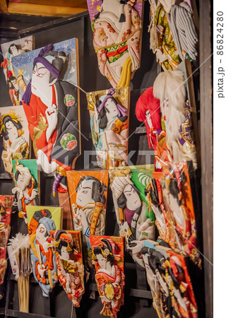 浅草寺羽子板市に並べられた羽子板 86824280