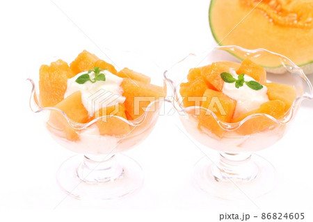 メロン　赤肉　レノンという品種　カット　デザート　明るい背景 86824605