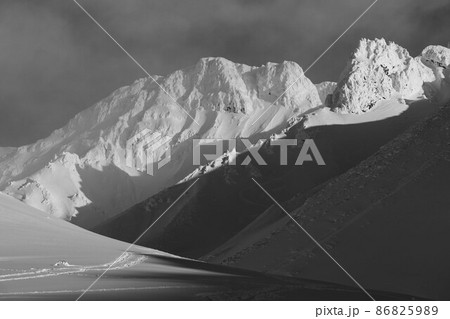 大雪山十勝連峰 冬の上ホロカメットク山(モノクロバージョン) 大雪山十勝連峰 冬の上ホロカメットク山(モノクロバージョン) 86825989