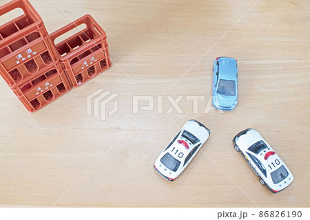 清酒の箱と2台のパトカーに追い詰められた乗用車 清酒の箱と2台のパトカーに追い詰められた乗用車 86826190