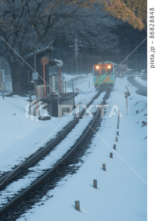 樹氷の高科駅に到着する樽見鉄道の列車 樹氷の高科駅に到着する樽見鉄道の列車 86828848