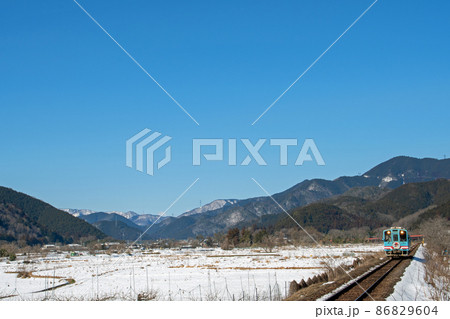 快晴の下、雪原を走る樽見鉄道 快晴の下、雪原を走る樽見鉄道 86829604