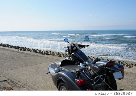海岸に佇む黒いサイドカー 86829937