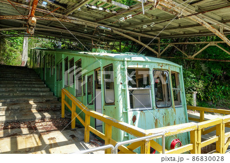 割られた窓ガラスが痛々しい屋島ケーブル廃線跡（香川県高松市屋島） 86830028