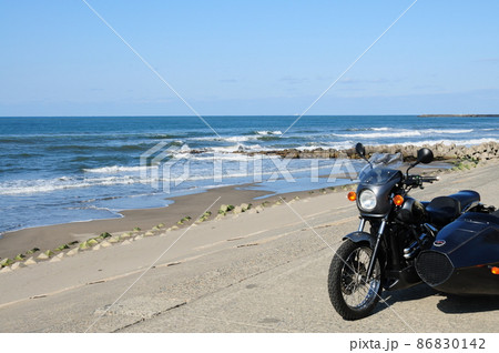 海岸に佇む黒いサイドカー 海岸に佇む黒いサイドカー 86830142