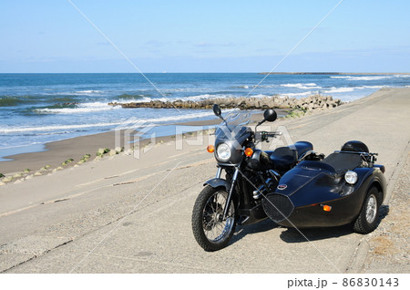 海岸に佇む黒いサイドカー 海岸に佇む黒いサイドカー 86830143