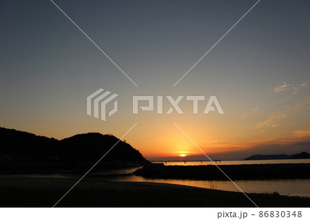 SDGs自然と地球の輝きと光！山口県光市のオレンジ色の夕暮れと瀬戸内海の風景	 86830348