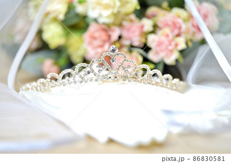 ブライダル衣装のティアラ、冠、グローブ、ベール、花嫁衣装、結婚式・挙式イメージ。 86830581