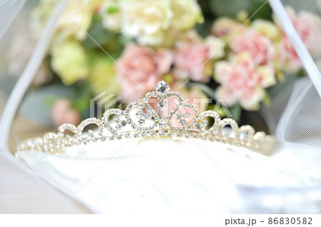 ブライダル衣装のティアラ、冠、グローブ、ベール、花嫁衣装、結婚式・挙式イメージ。 86830582