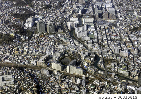 相鉄本線の西横浜駅上空から星川駅方向を空撮 相鉄本線の西横浜駅上空から星川駅方向を空撮 86830819