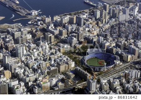 関内駅上空から山下公園方向を空撮 86831642